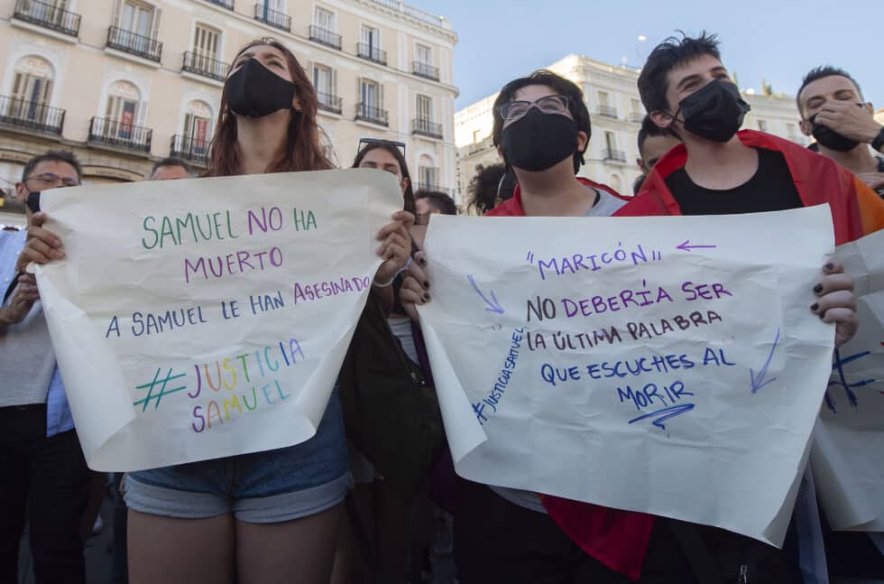Tres chicas sostienen una pancarta durante una manifestación para condenar el asesinato de un joven de 24 años el pasado sábado en A Coruña debido a una paliza.