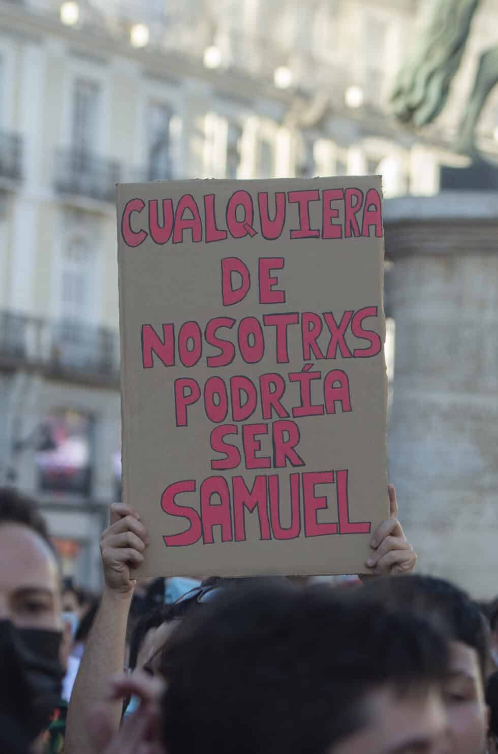 Una chica sostiene una pancarta durante una manifestación para condenar el asesinato de un joven de 24 años el pasado sábado en