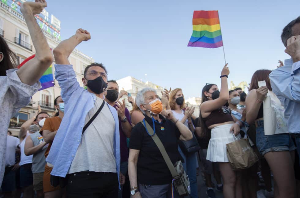 uan Carlos Monedero (i) durante una manifestación para condenar el asesinato de un joven de 24 años el pasado sábado en A Coruña debido a una paliza.