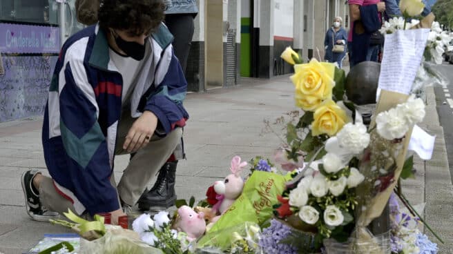 Altar en la acera donde fue asesinado Samuel en La Coruña.