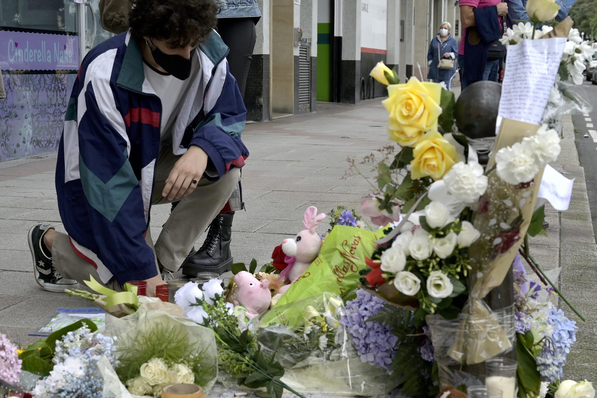 Altar en la acera donde fue asesinado Samuel en La Coruña.