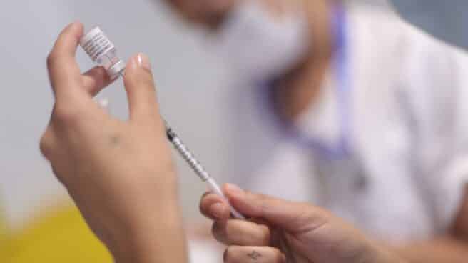 Una sanitaria recarga una dosis de la vacuna contra el Covid-19 de Pfizer.