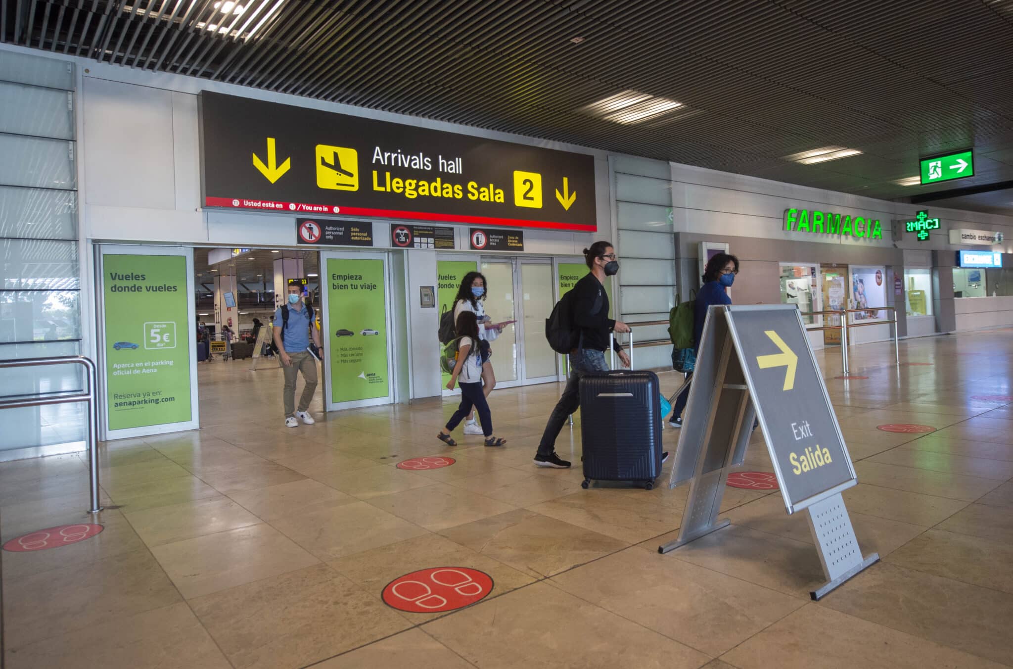 Pasajeros llegan al Aeropuerto Adolfo-Suárez Madrid Barajas