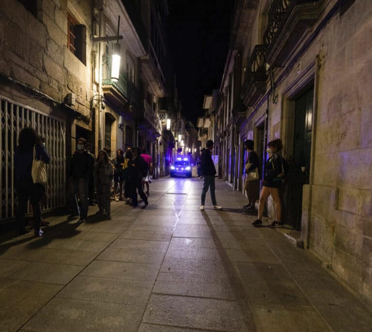 Galicia da "un paso atrás" en la hostelería y limita a diez las reuniones en locales