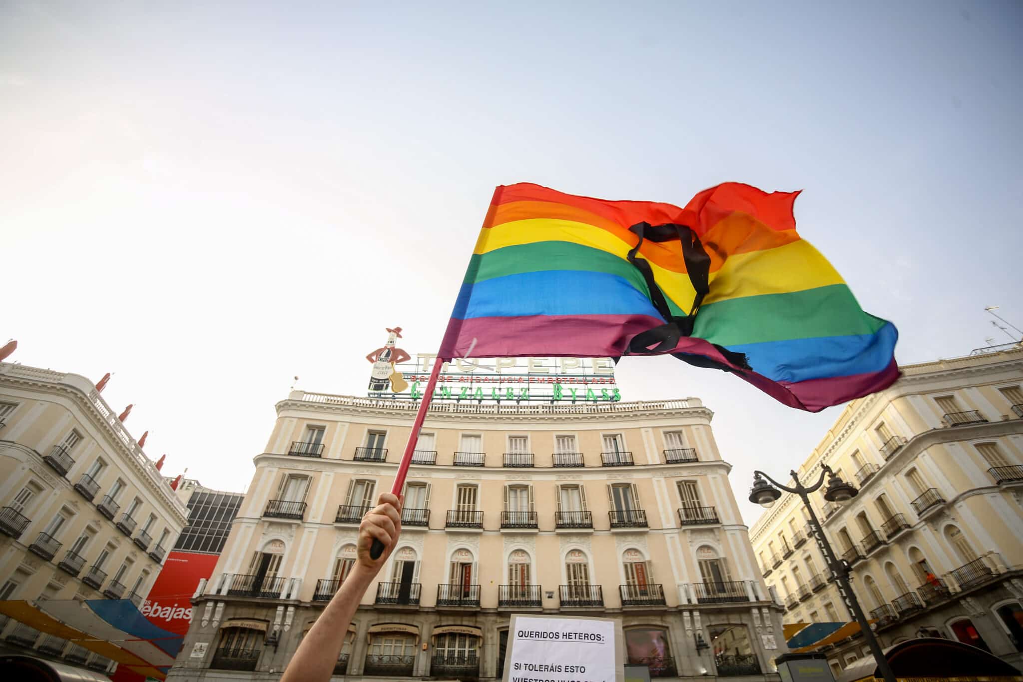 Concentración contra agresiones LGTBfóbicas en la Puerta del Sol