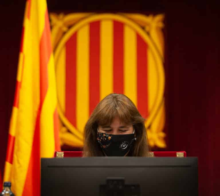 Borràs intenta paralizar el Parlament y acaba pidiendo desconvocar las comisiones