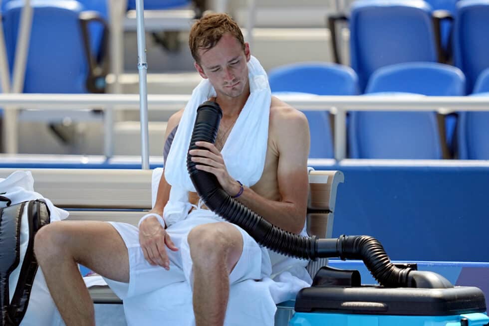 El ruso Medvedev intentando refrescarse durante un partido en Tokio