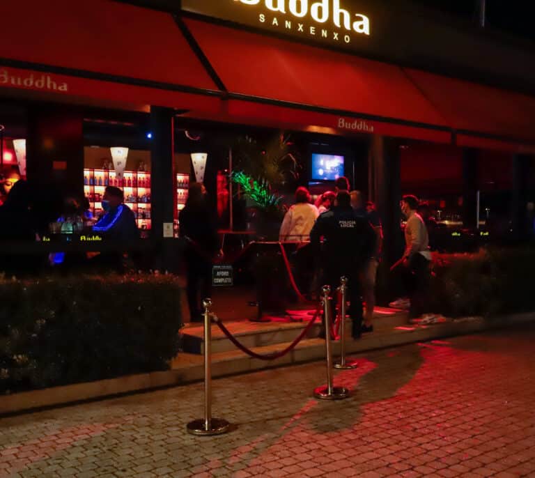 El Gobierno estudiará aplicar el pasaporte Covid para entrar en bares o discotecas