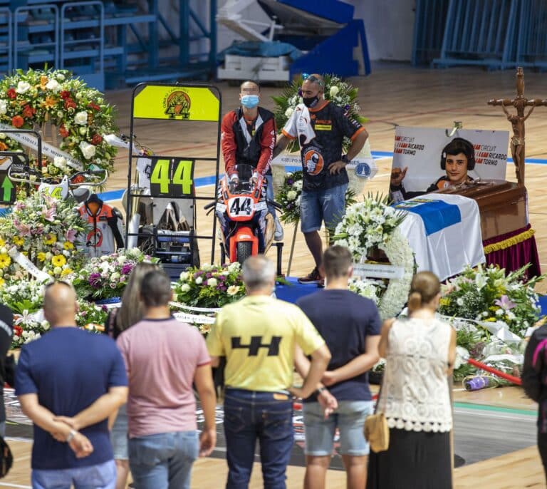 Ciudadanos y aficionados del motor dan su último adiós en Huelva a Hugo Millán en su capilla ardiente