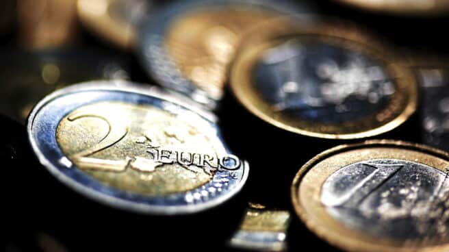 España cerró 2020 con el mayor déficit de la UE (11%) y la cuarta mayor deuda (120%) Monedas de euro
