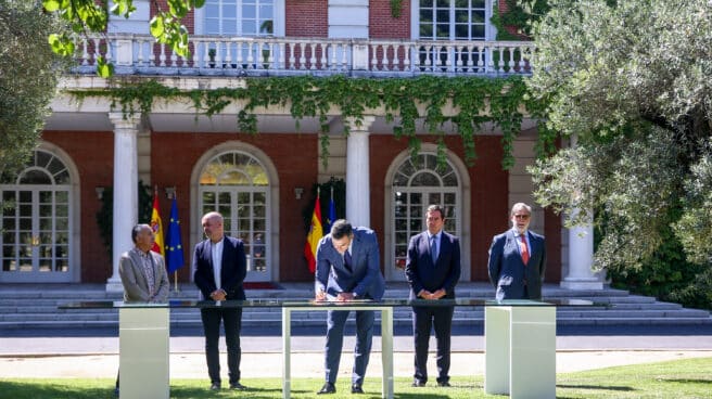 El Gobierno firma con agentes sociales el acuerdo de reforma de pensiones Firma del acuerdo de las pensiones en la Moncloa.