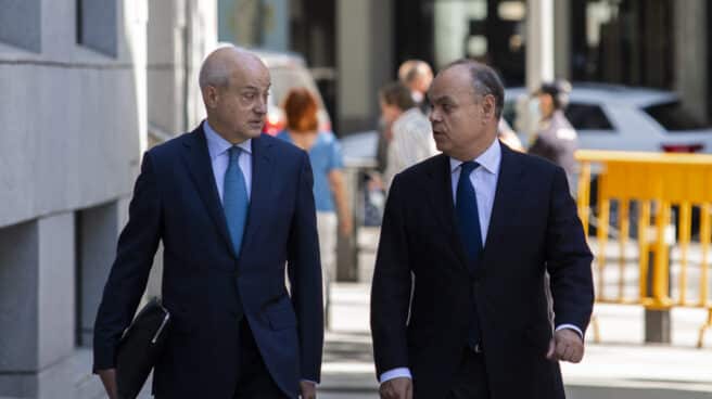El jefe de auditoría interna de BBVA, Joaquín Gortari (d), se dirige a comparecer en la Audiencia Nacional. Alejandro Martínez Vélez / Europa Press