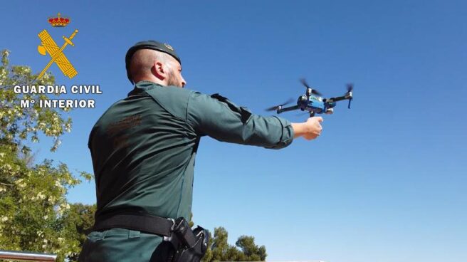 Un guardia civil, operando un dron.