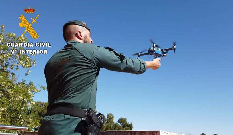 Un guardia civil, operando un dron.