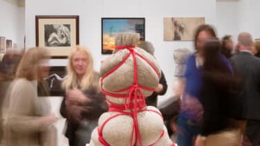 Bikinis en cuerpos de hormigón; la representación del cuerpo femenino a ojos de Jeff Muhs