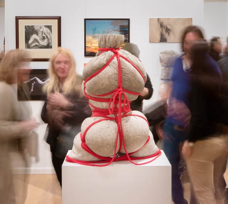 Bikinis en cuerpos de hormigón; la representación del cuerpo femenino a ojos de Jeff Muhs