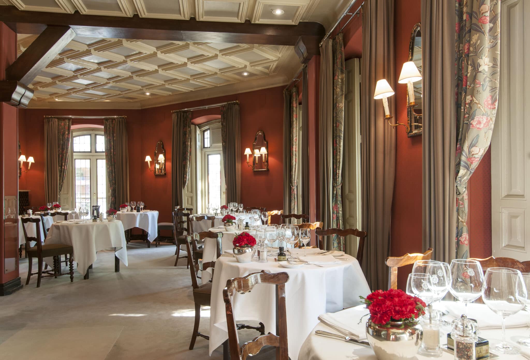 Sala principal del restaurante Horcher, junto al parque del Retiro en Madrid.