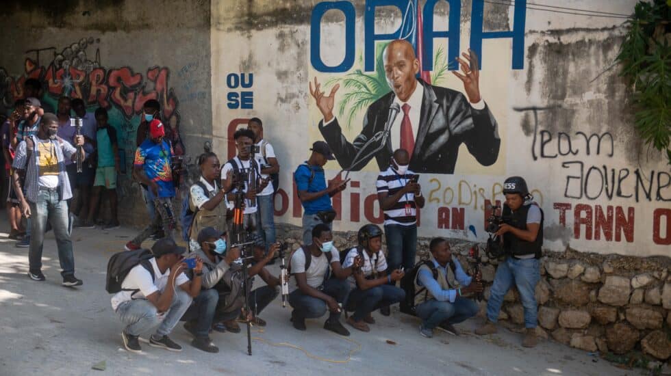 Varios haitianos se congregan cerca de un muro con la imagen del presidente asesinado, Juvenal Moïse