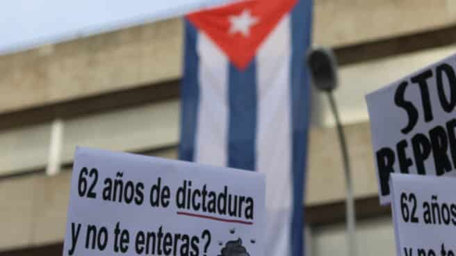 Pancarta frente a la embajada cubana en Madrid