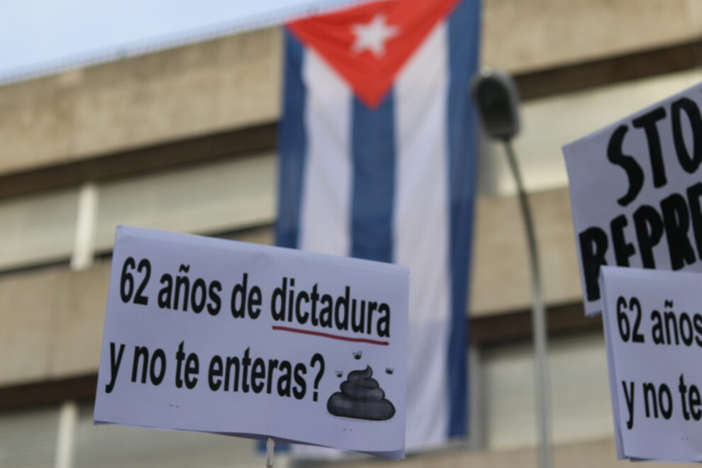 Pancarta frente a la embajada cubana en Madrid