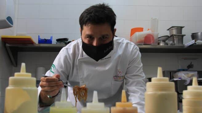 El cocinero Javier Abascal, en la cocina del restaurante sevillano 'LaLola'.