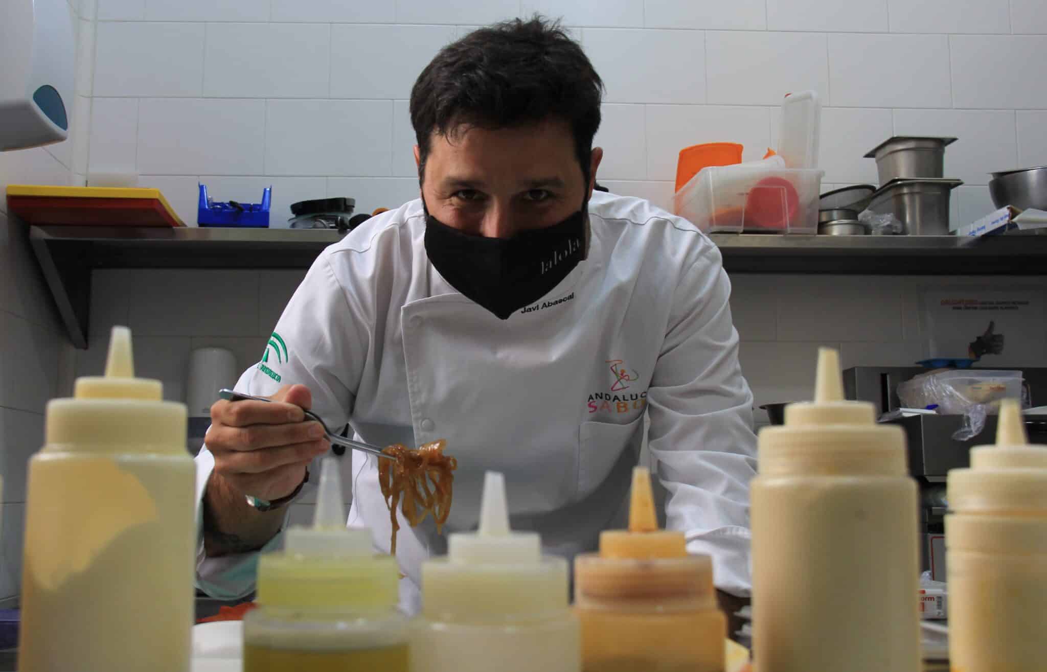 El cocinero Javier Abascal, en la cocina del restaurante sevillano 'LaLola'.