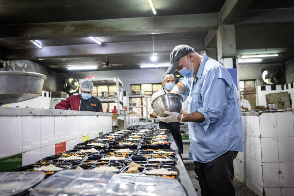 José Andrés en una cocina durante su reciente viaje a la India con World Central Kitchen