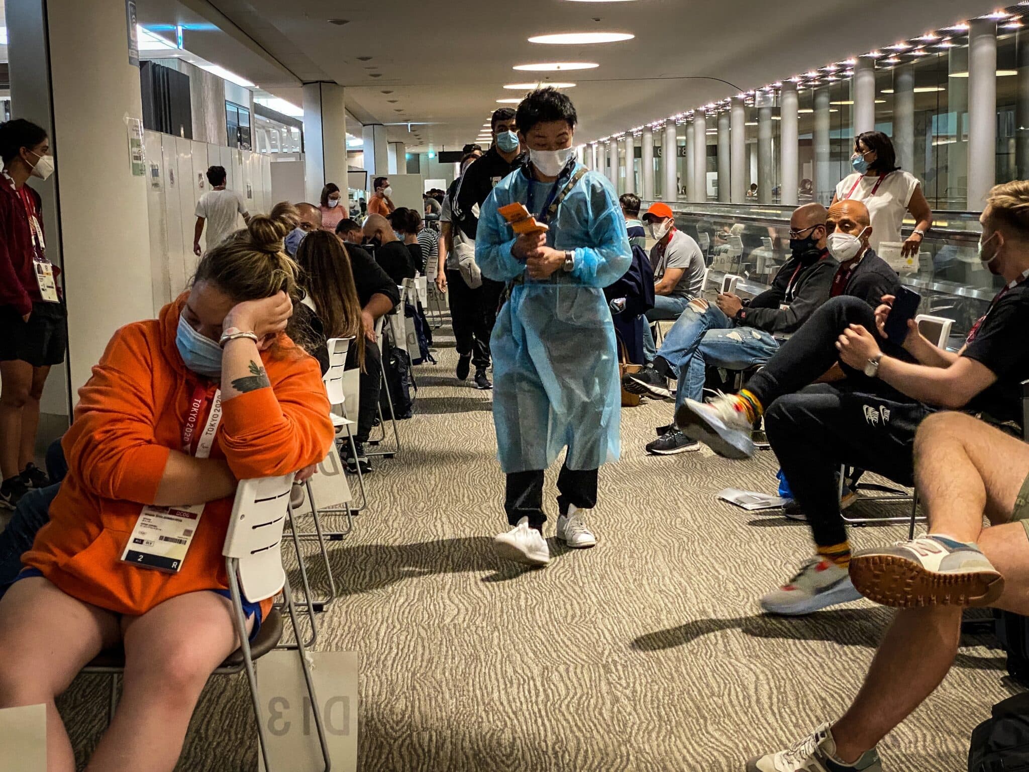 Varios periodistas esperan en el aeropuerto a pasar los controles sanitarios y de aduanas