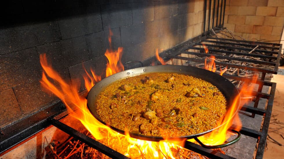 Paella valenciana de pollo, conejo y verduras a la leña