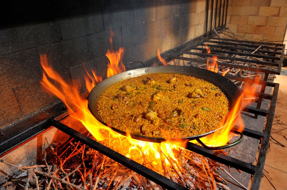 Paella valenciana de pollo, conejo y verduras a la leña