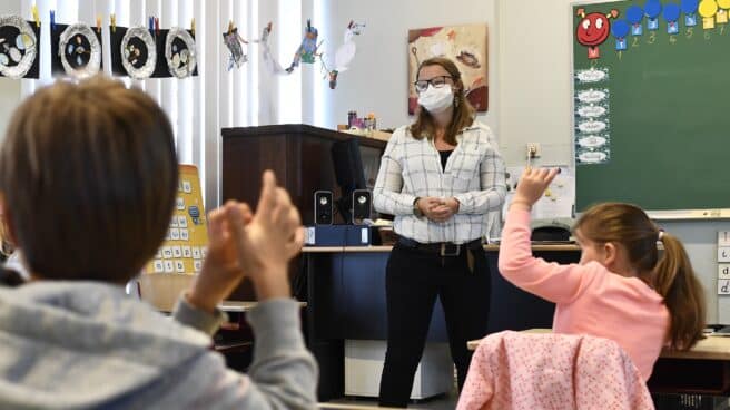 Temporalidad en el sector público Una maestra en clase con alumnos de Infantil.