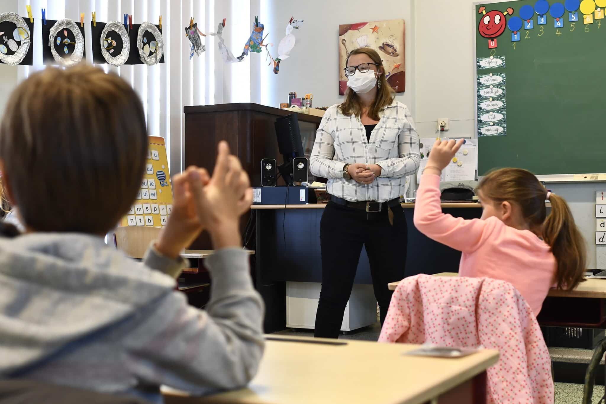 Una maestra en clase con alumnos de Infantil.