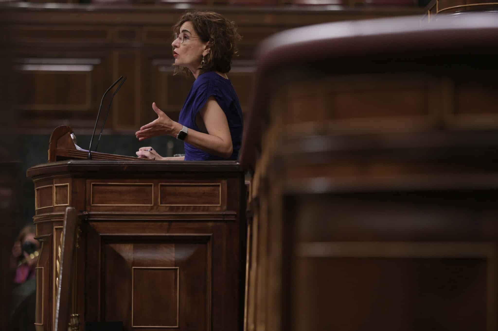 La ministra de Hacienda y Función Pública, María Jesús Montero, interviene en una sesión plenaria en el Congreso de los Diputado