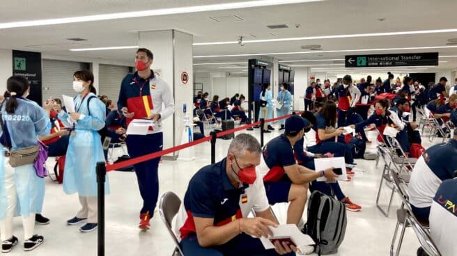 La expedición española, a su llegada al aeropuerto de Narita para participar en los Juegos Olímpicos