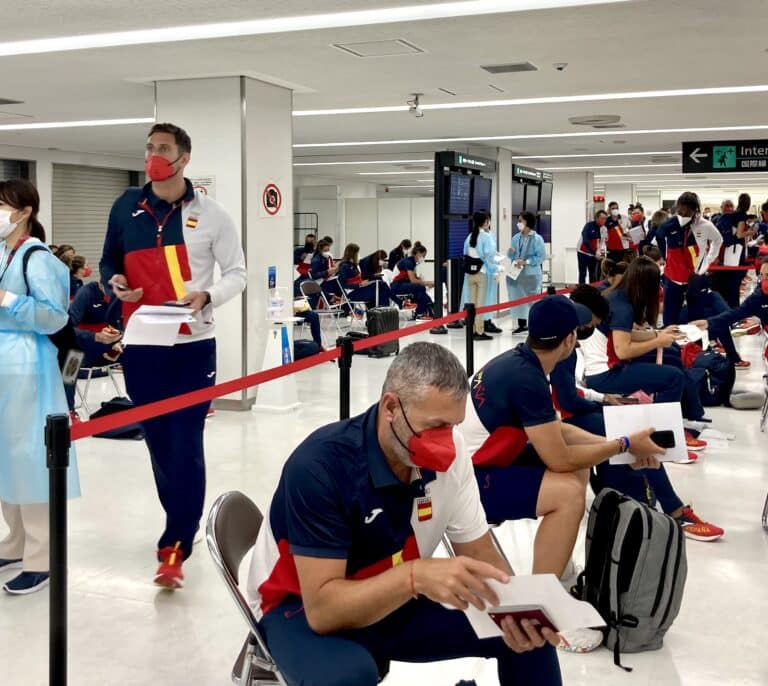 Colas, reverencias y mucha saliva: el laberinto de Narita hacia los Juegos Olímpicos