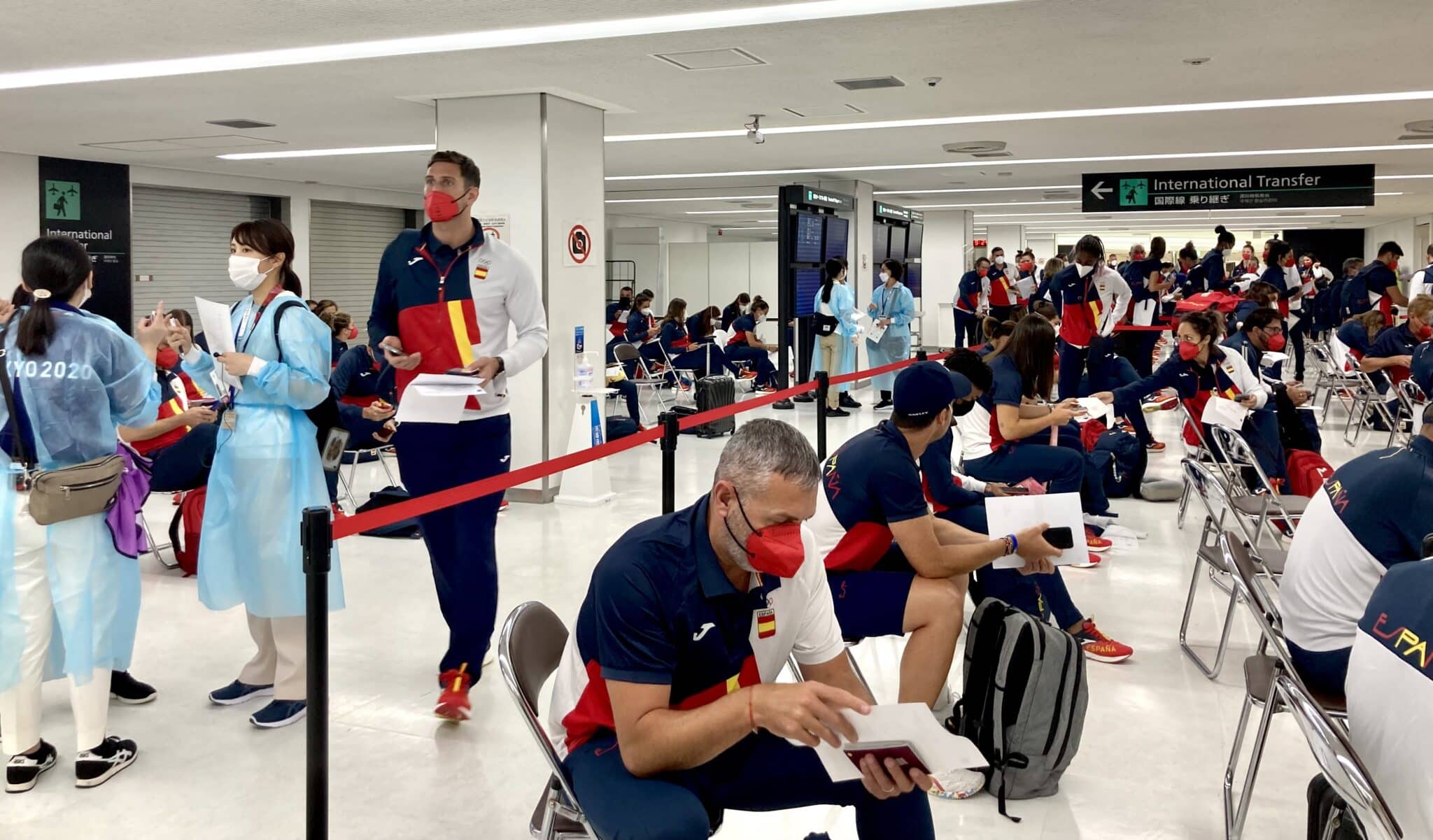 La expedición española, a su llegada al aeropuerto de Narita para participar en los Juegos Olímpicos