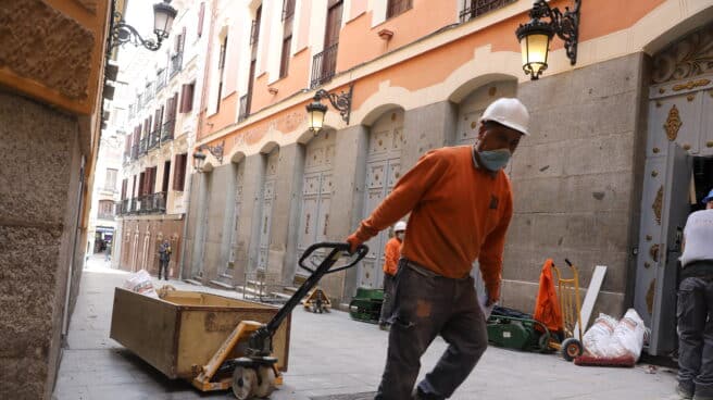 Un obrero con material de construcción