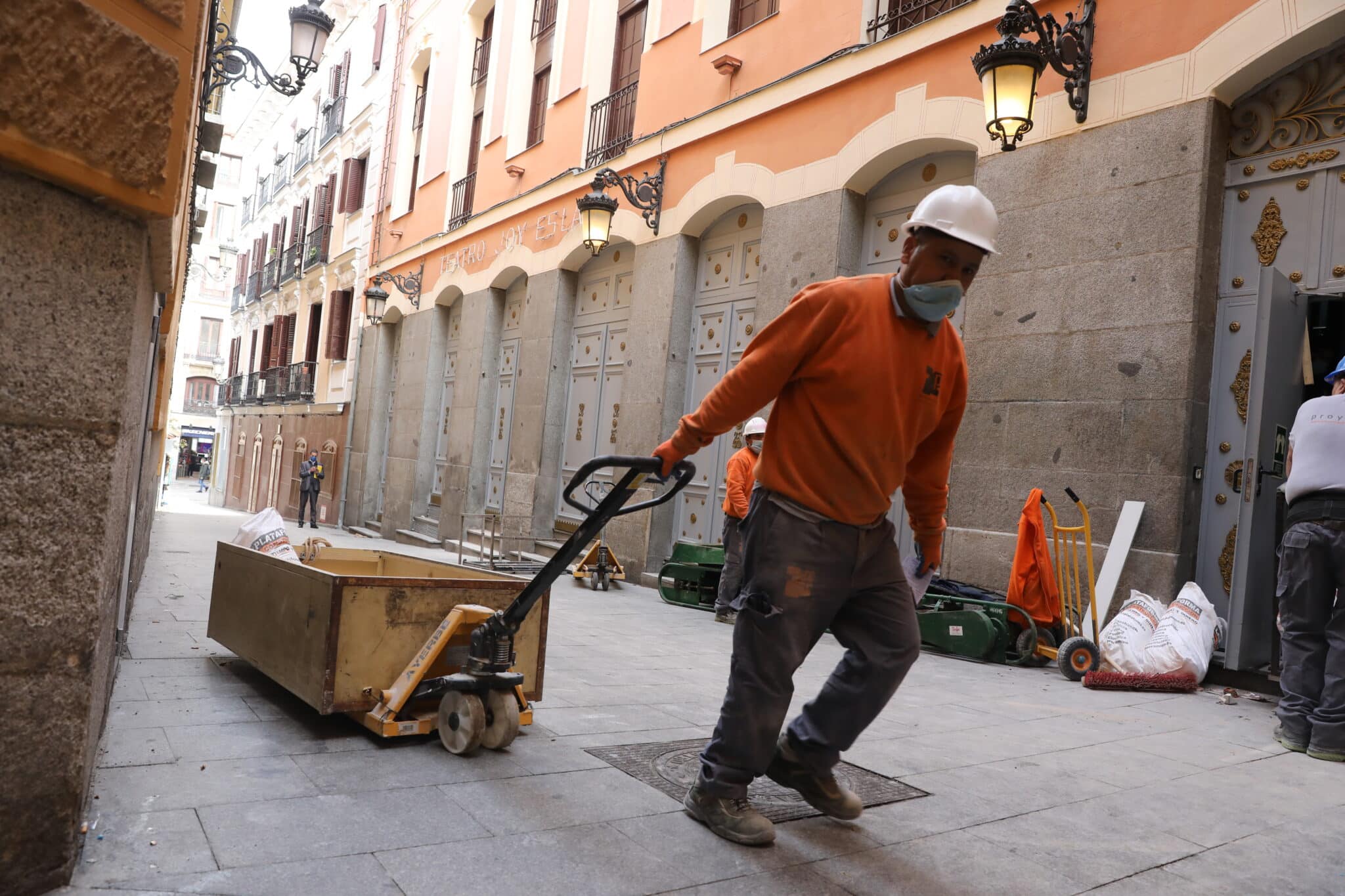 Un obrero con material de construcción