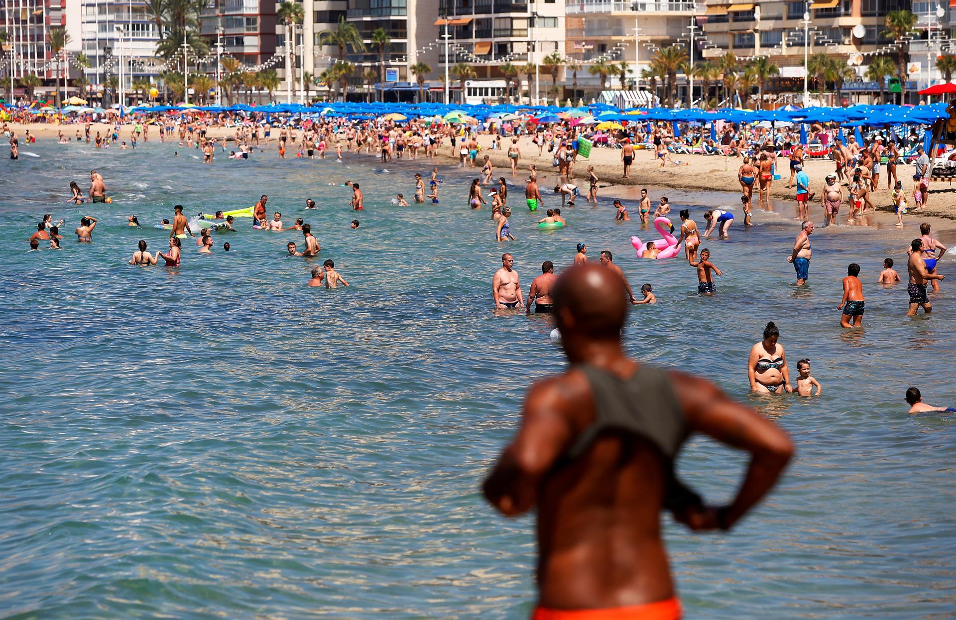 Gran afluencia a las playas de Benidorm.