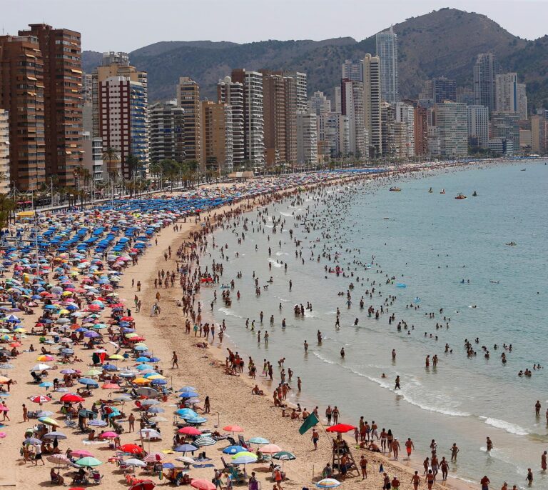 La recuperación llega con el verano: las cifras económicas que la avalan