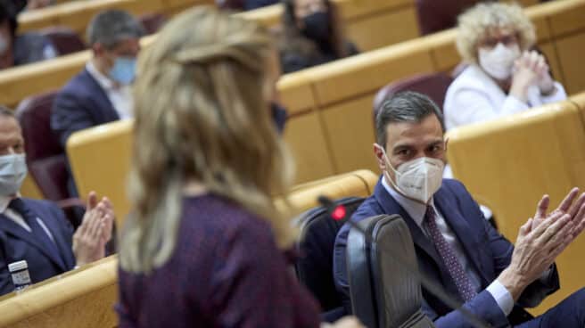 Yolanda Díaz pasa por delante de Pedro Sánchez en una sesión de control al Gobierno