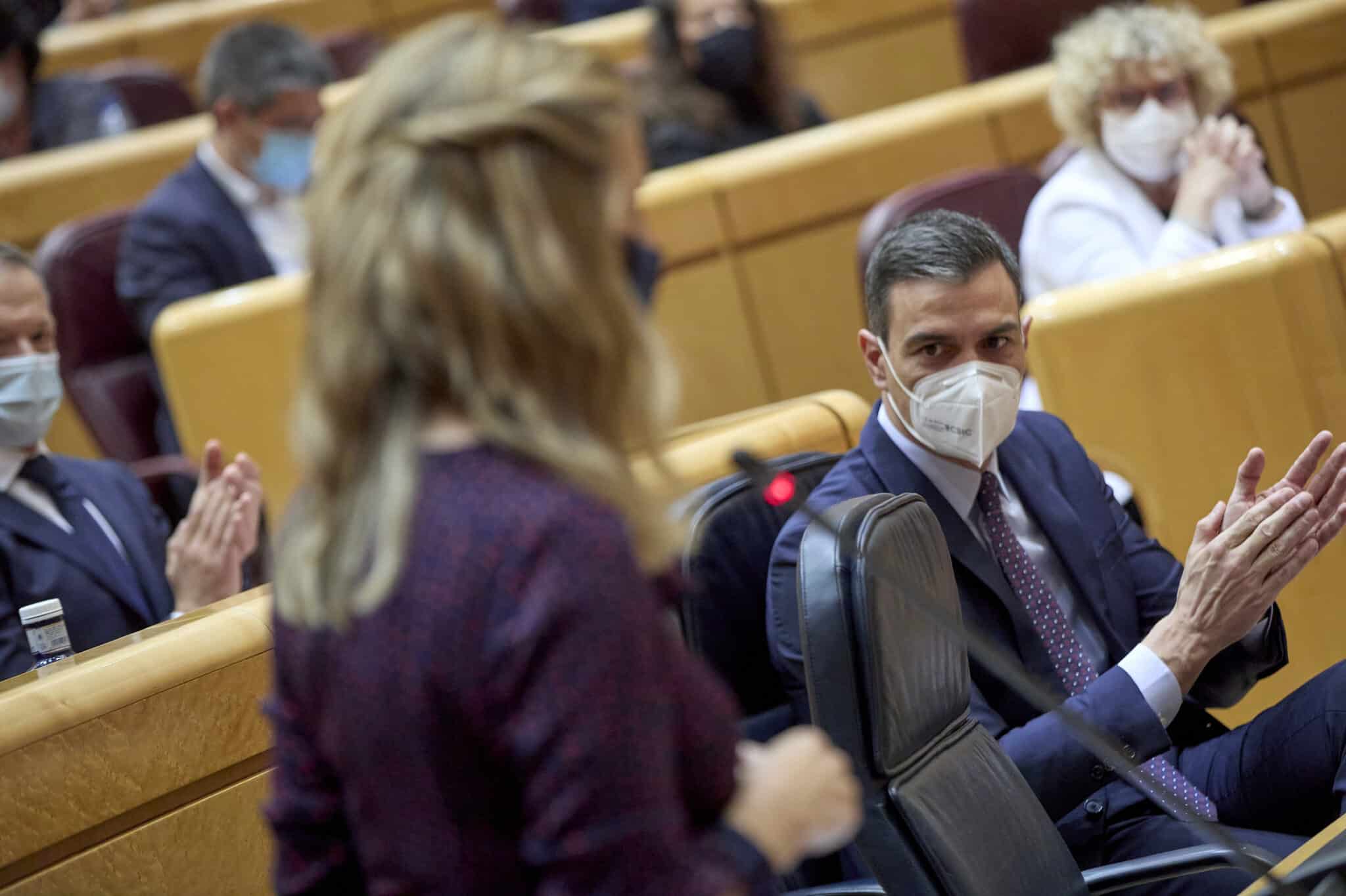 Yolanda Díaz pasa por delante de Pedro Sánchez en una sesión de control al Gobierno