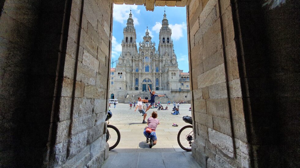 Peregrinos se hacen fotos elante de la catedral de Santiago de Compostela.