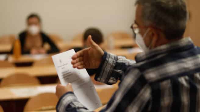 Un profesor en las pruebas de acceso a la universidad en Madrid.
