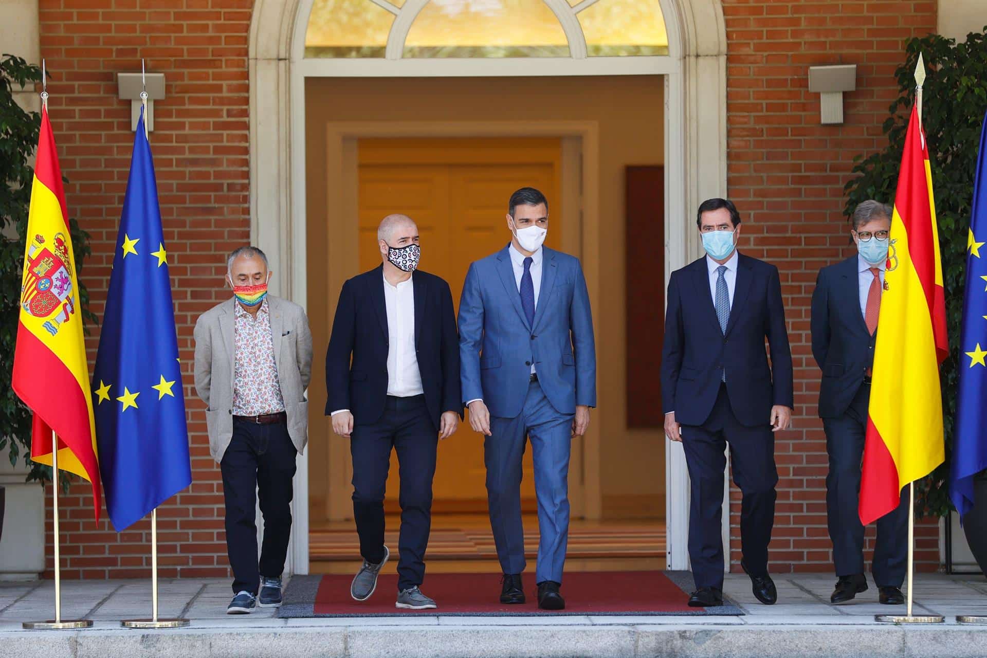 Los firmantes del acuerdo, de izq. a dcha., el secretario general de UGT, Pepe Álvarez; el de CCOO, Unai Sordo; el presidente del Gobierno, Pedro Sánchez; el presidente de la CEOE, Antonio Garamendi, y el vicepresidente de CEPYME, Santiago Aparicio.