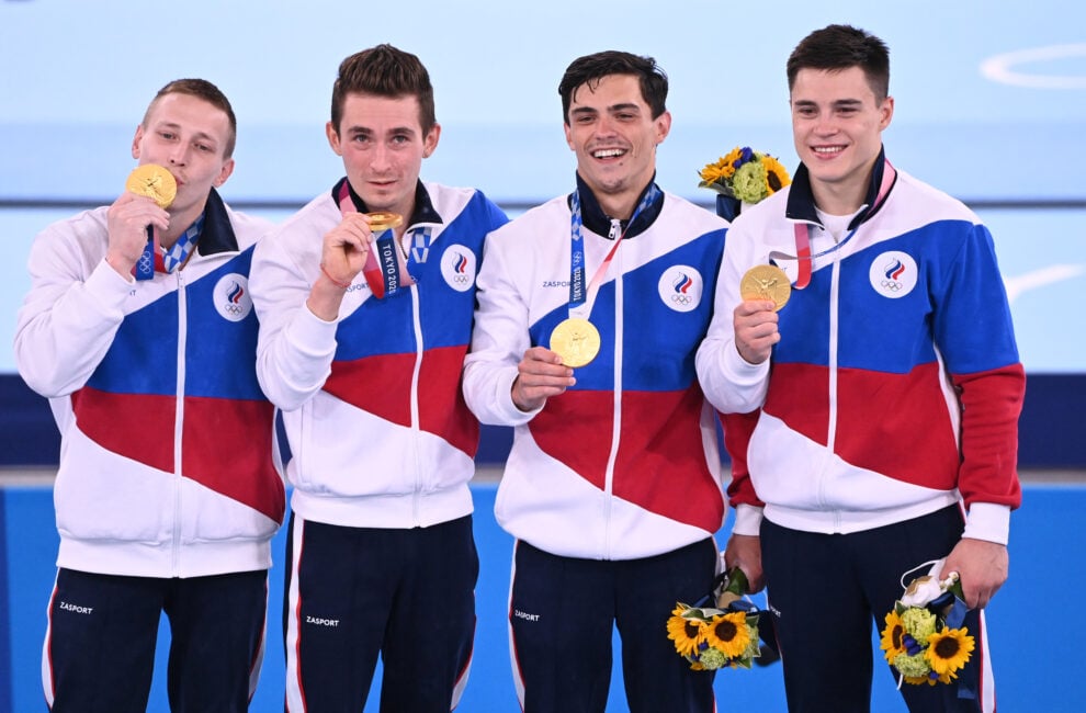 El equipo masculino de gimnasia celebra el oro en equipos