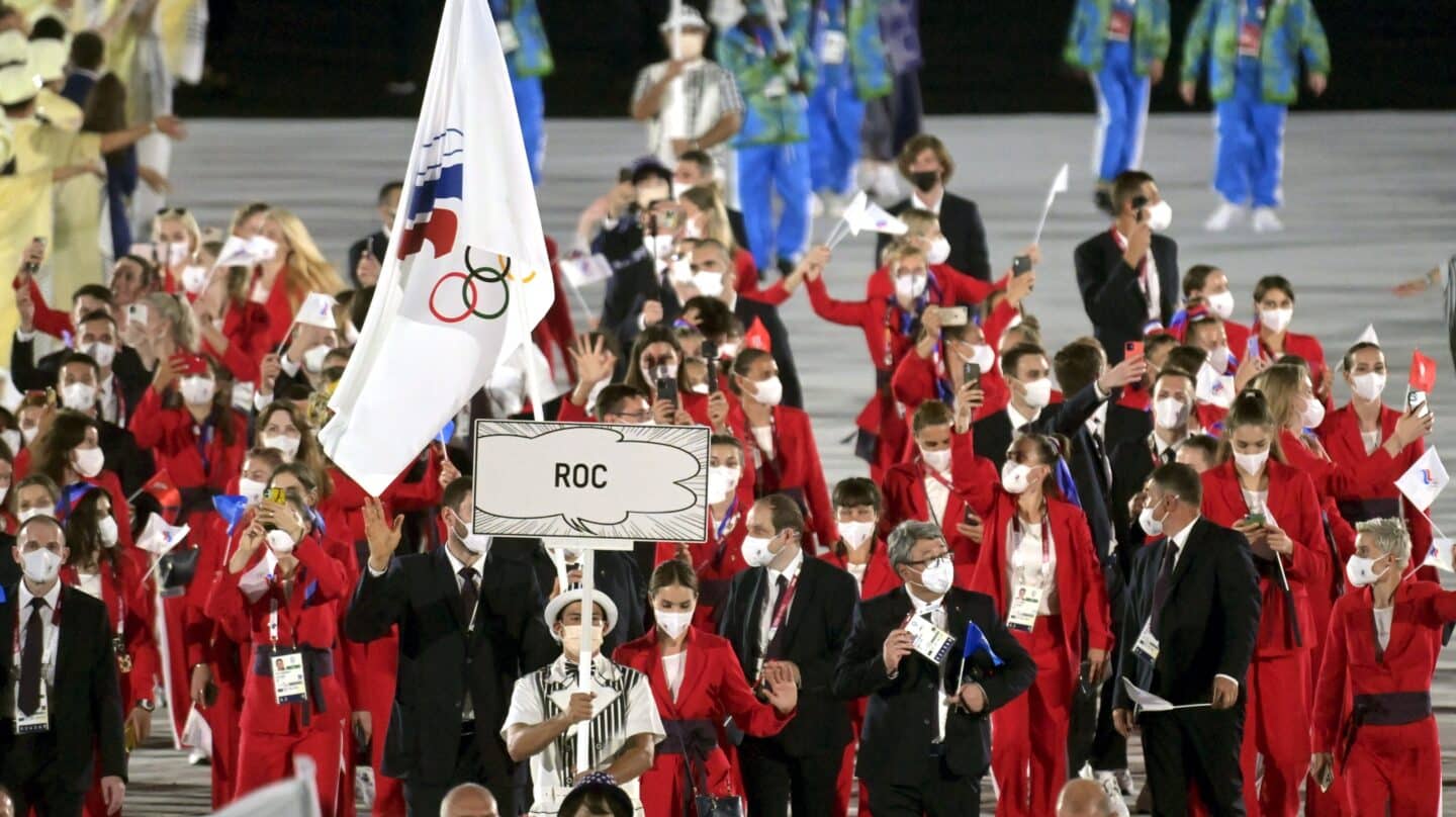 La delegación de deportistas rusos, durante el desfile de la ceremonia inaugural con el cartel de ROC y la bandera del Comité Olímpico Ruso