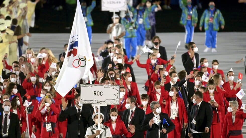 La delegación de deportistas rusos, durante el desfile de la ceremonia inaugural con el cartel de ROC y la bandera del Comité Olímpico Ruso