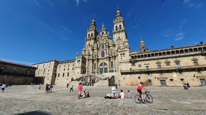 Peregrinos delante de la catedral de Santiago