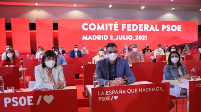 Sánchez junto a Cristina Narbona y Adriana Lastra en el Comité ejecutivo del PSOE de este sábado